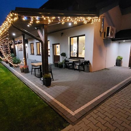 Hotel & Restauracja Wroblewscy Karniewo Ngoại thất bức ảnh